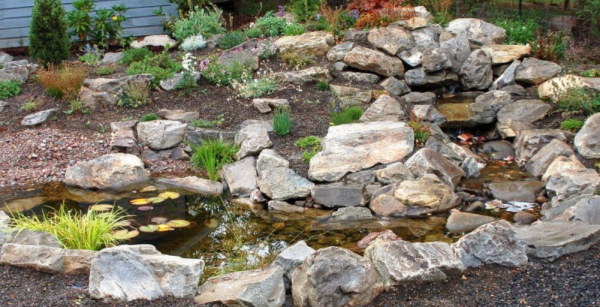 Taman berbatu dengan hiasan air